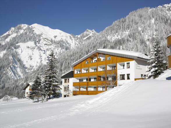 Hotel außen Winter2neu