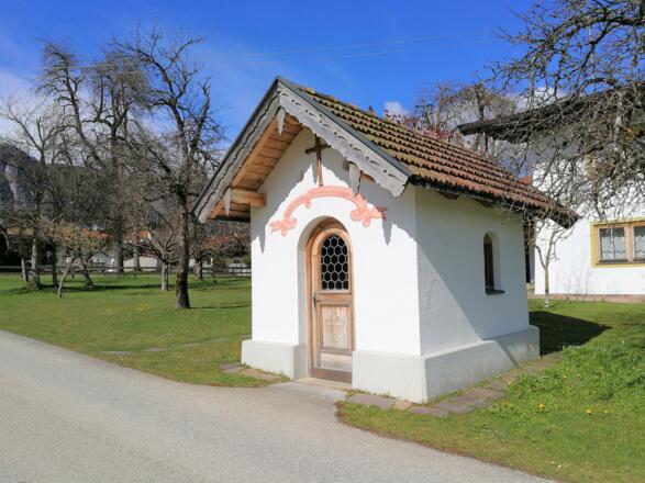 Dattl Kapelle Frühling Außen