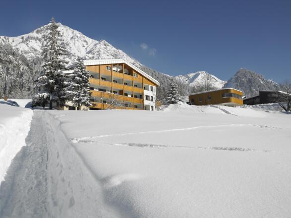 Hotel außen Winter neu
