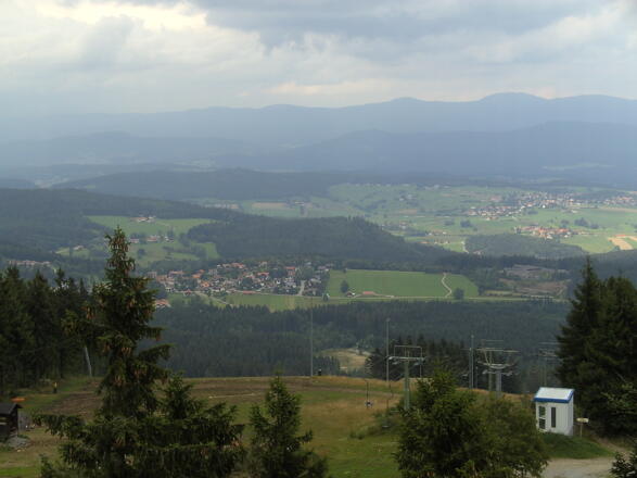 Der Blick vom Aussichtsturm über das Skigebiet Geißkopf