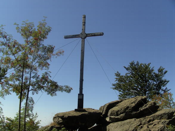 Das Gipfelkreuz des Dreitannenriegels wurde errichtet auf großen Felsblöcken.