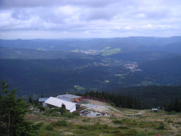 Von der höchsten Stelle des Plateaus haben wir einen Blick auf die Arberhütte und auf Lam.