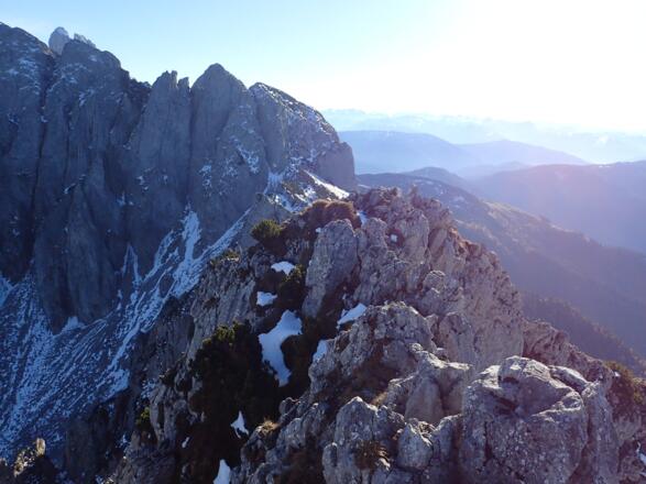 Kurzer ausgesetzter Gipfelgrat, im HIntergrund Bischofsmütze und Angerstein