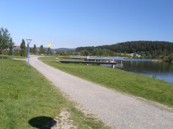 Am Erzlauwieseler Stausee lässt es sich wunderbar rasten.