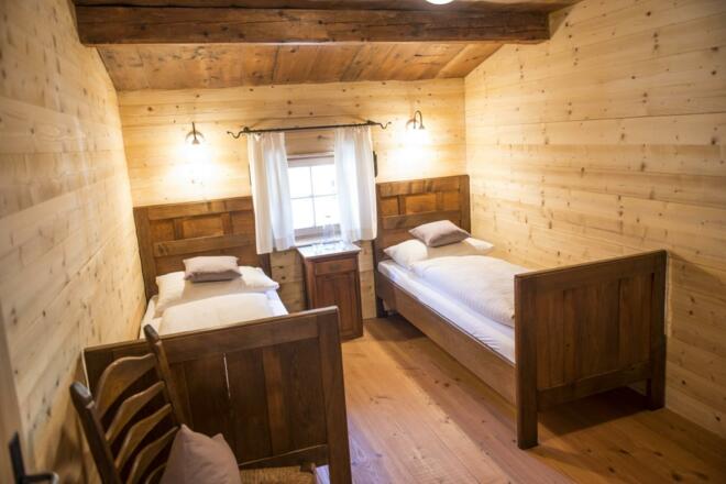Zimmer mit getrennten Bett. Vollholzmöbel
