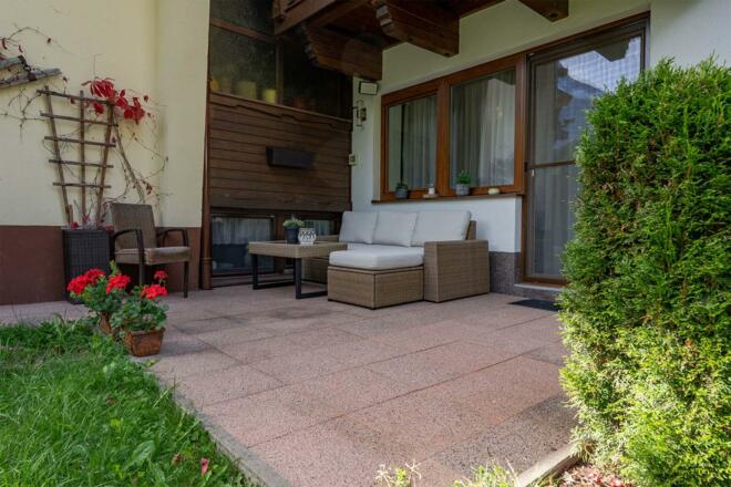 möblierte Terrasse und Garten