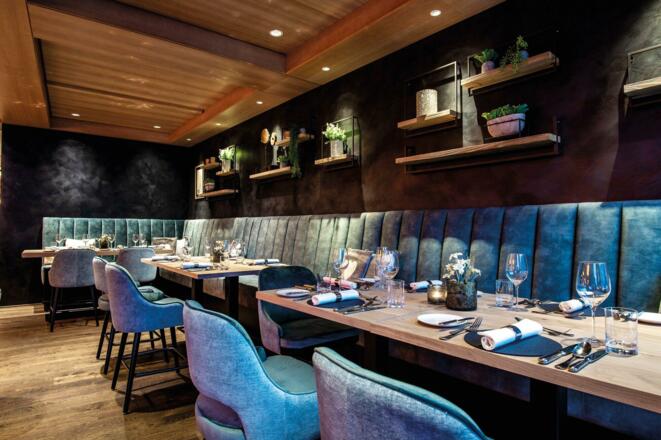 Webformat-restaurant-theos-tischgruppe-wand-ifen-h