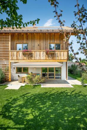 Der Garten der Earlybird Suite mit Essplatz und Markise