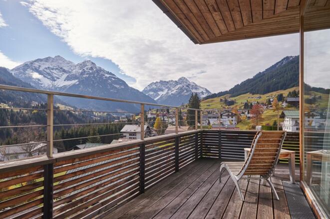 travel-charme-ifen-balkon-herbst-ausblick