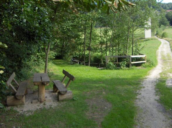 Am Kaltenbach können wir an einer Kneippanlage sehr schön rasten.