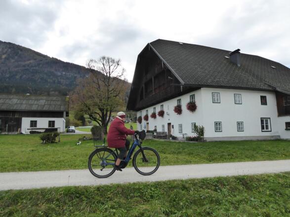 Der alte Bahndamm und damit der neue Radweg führt am Pilznergut vorbei.