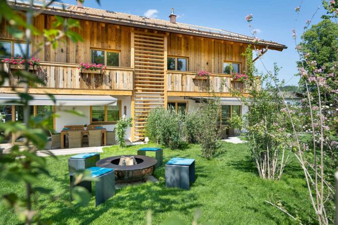 Der Garten mit dem Feuerring, dient als Grill und Feuerstelle