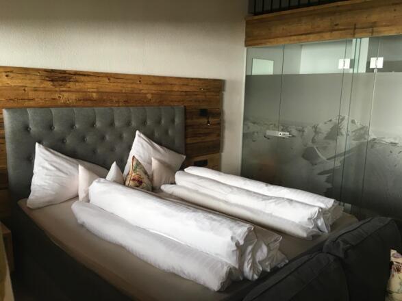 EC566C1A-1A3A-4575-8147-55EBFF776615