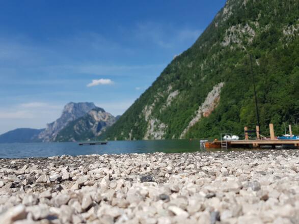 Kieselstrand am Traunseeufer