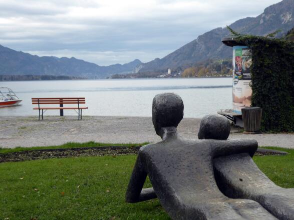 Träumerei in Strobl am Wolfgangsee. Bronzeskulptur von Eva Maria Mazzucco.