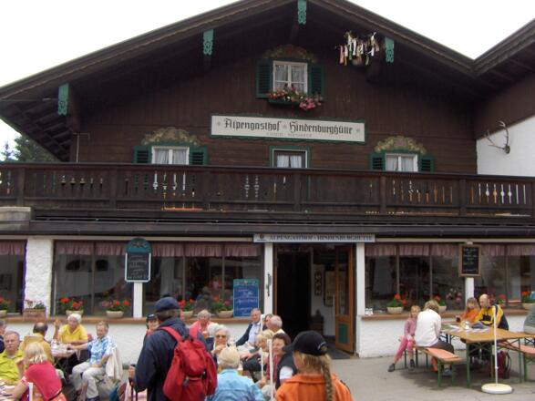 In der Hindenburghütte können wir einkehren.