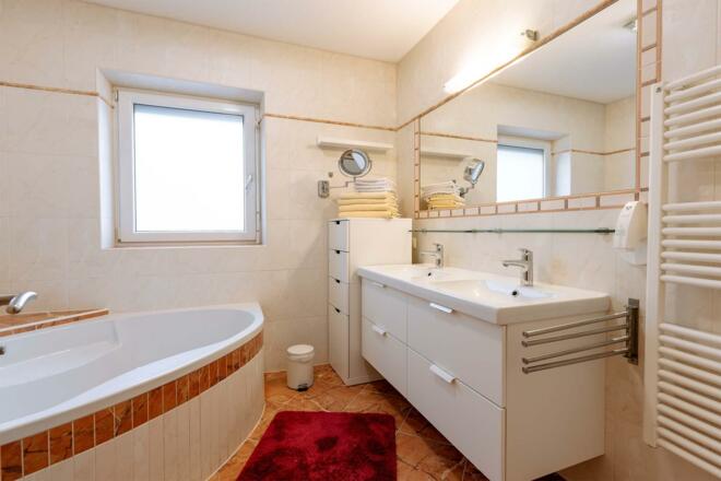 Badezimmer mit Eckbadewanne