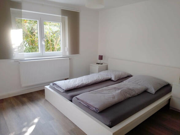 Schlafzimmer mit Doppelbett und 1 Einzelbett
