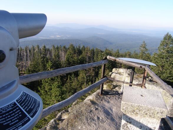 Von 1333 Metern Seehöhe haben wir vom Hochstein einen weiten Ausblick in den Bayerischen Wald.
