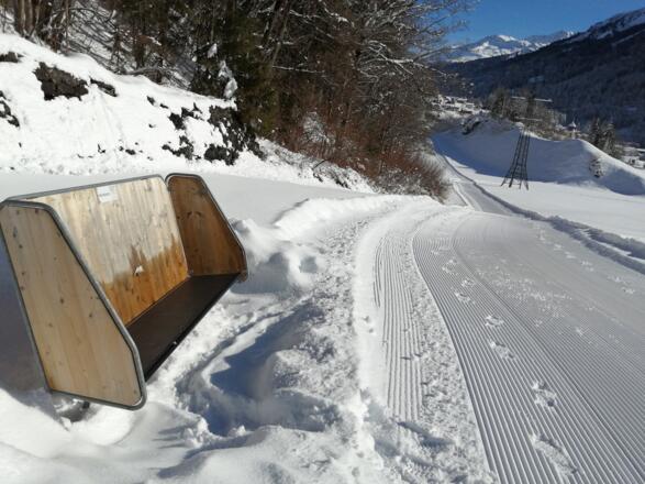 Sitzmöglichkeiten für eine kurze Pause entlang des Winterwanderweges in Außerwald