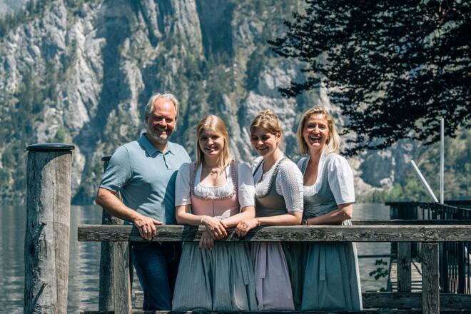 Monika und Wolfgang Gröller mit Töchtern Josefine