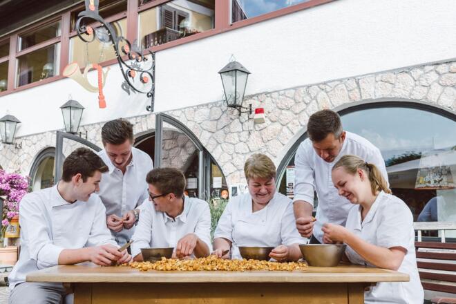 Küchenchef Stefan Griessler mit dem Küchenteam