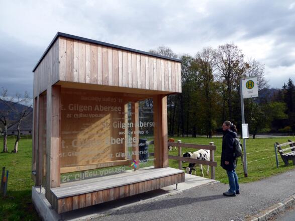 Haltestelle St. Gilgen Abersee: exzellentes Design am Beginn einer außergewöhnlichen Wanderung.
