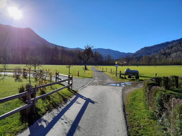 Ein wunderschöner Wanderweg direkt vor der Haustüre bietet entspanntes Wandern und Rad fahren.