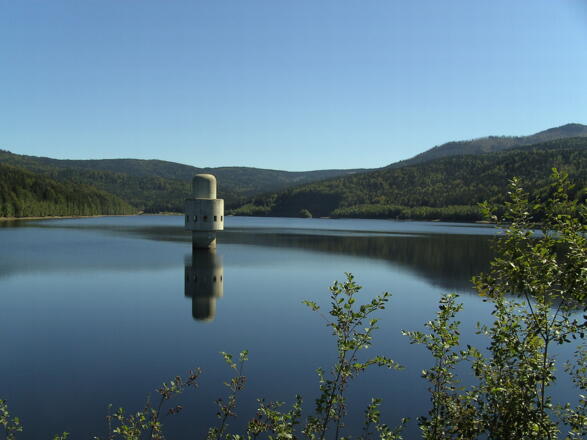 Durch den Betonturm im See wird das Wasser entnommen.