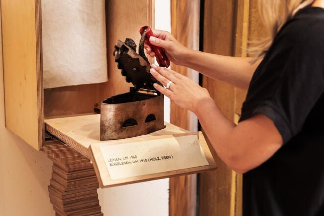 Finger gleiten über Tastobjekt im Bauermhofmuseum Jexhof