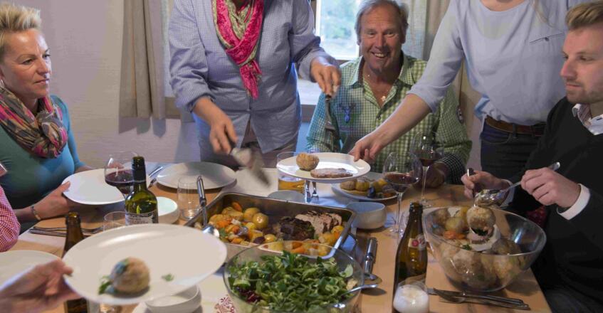 Familienurlaub vom feinsten - ein Bratl am Tisch