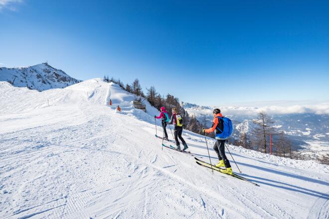 Am Rand der Piste entlang