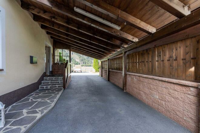 eigener Eingang mit Carport