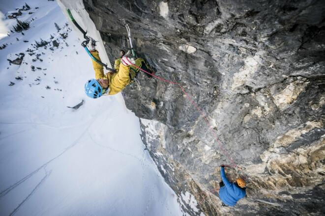 Im Überhang der 3. Seillänge, die Schlüsselstelle der Route.