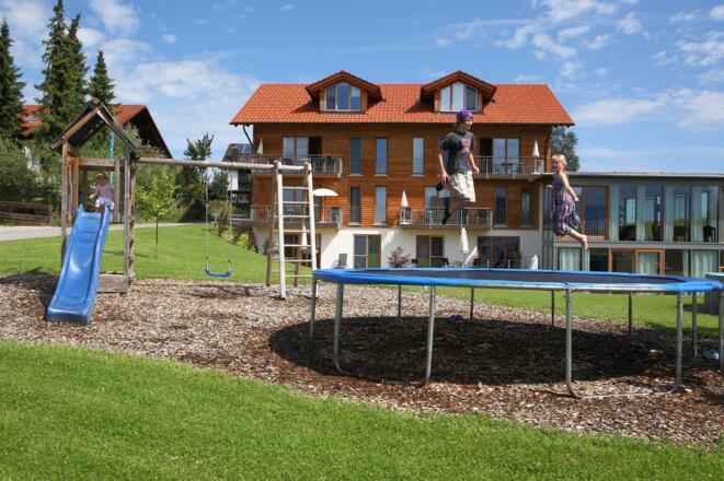 Rutsche und Trampolin