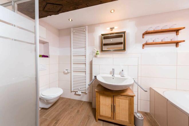 Badezimmer - WC - Dusche - Badewanne Edelweiss