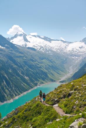 Stetig, aber nie steil, schlängelt sich der Wanderweg hinauf zur Hütte.