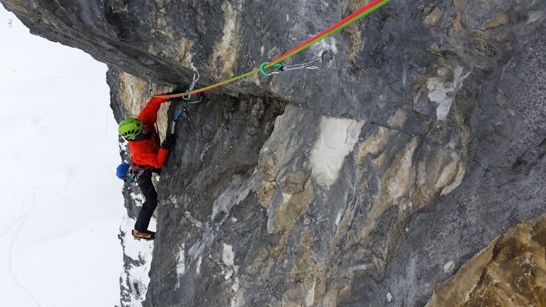 Im Nachstieg im Quergang der 2. Seillänge