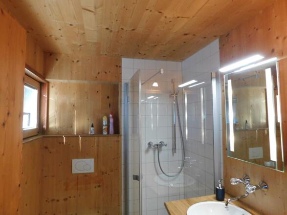 Bad mit Dusche, Waschmaschine vorhanden