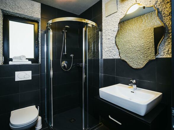 1 of 3 bathrooms - Top3