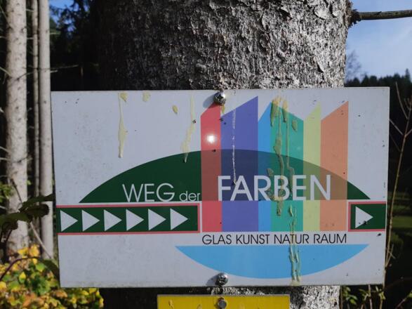 Wegweiser am Weg der Farben