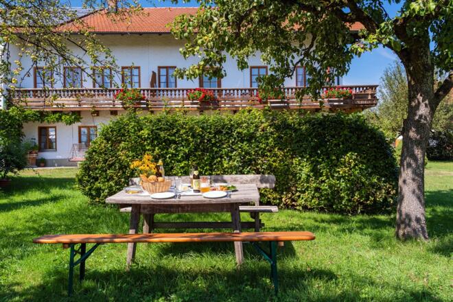 Garten mit Sitzgelegenheit