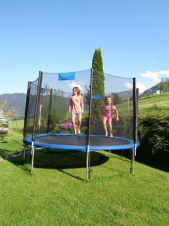 Trampolin im Garten