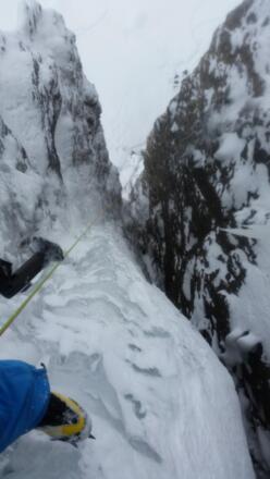 Blick nach unten beim Abseilen