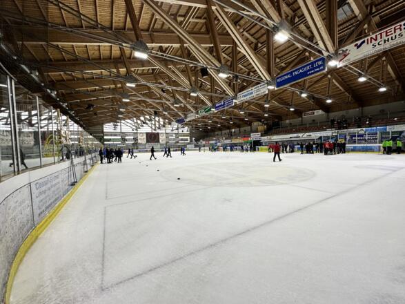 Eisstockschützen in der Eissporthalle in Peiting