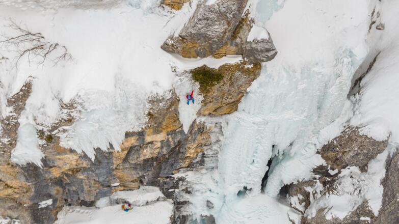 Im Ausstiegseiszapfen am Ende der zweiten Seillänge