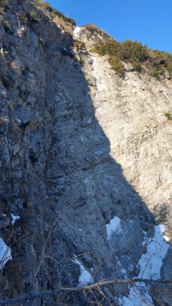 Die 1. Steilstufe ohne Eis, die im Sinne des Aufstieges rechts umgangen wird.