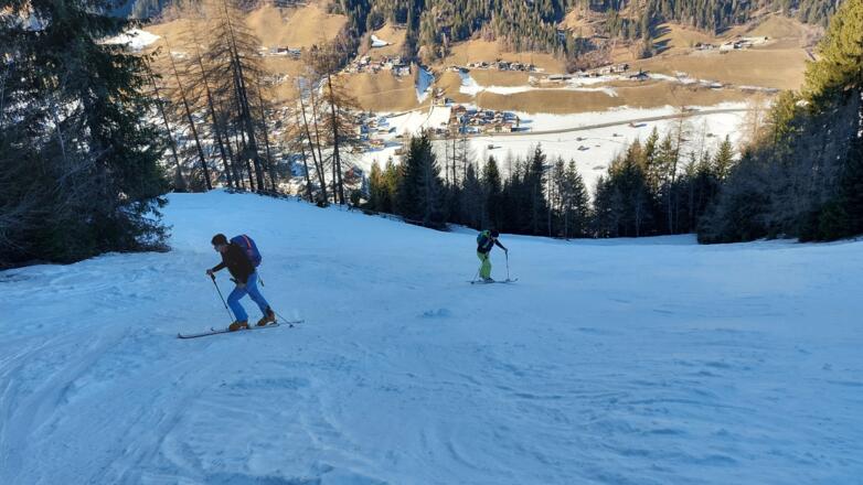 dann durch die Schneisen der Abfahrt