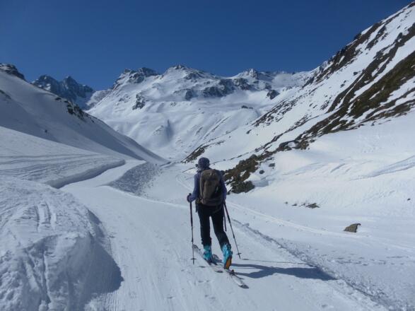 Am Weg zur Materialseilbahn der schon sichtbaren Pforzheimer Hütte