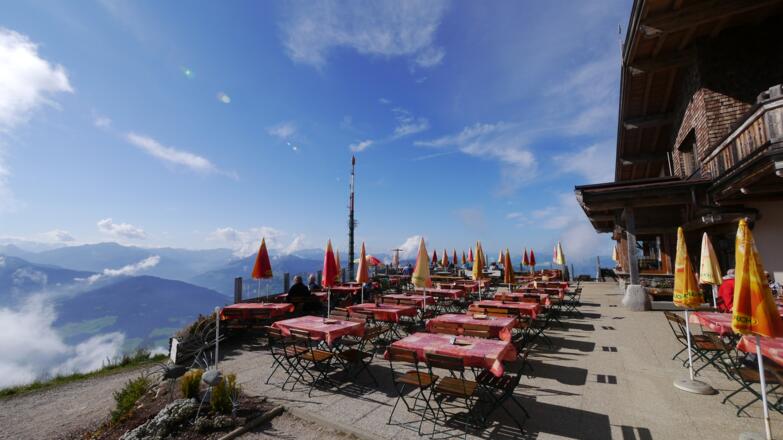 Prächtige Aussicht von der Sonnenterrasse des Gipfelrestaurants Hohe Salve